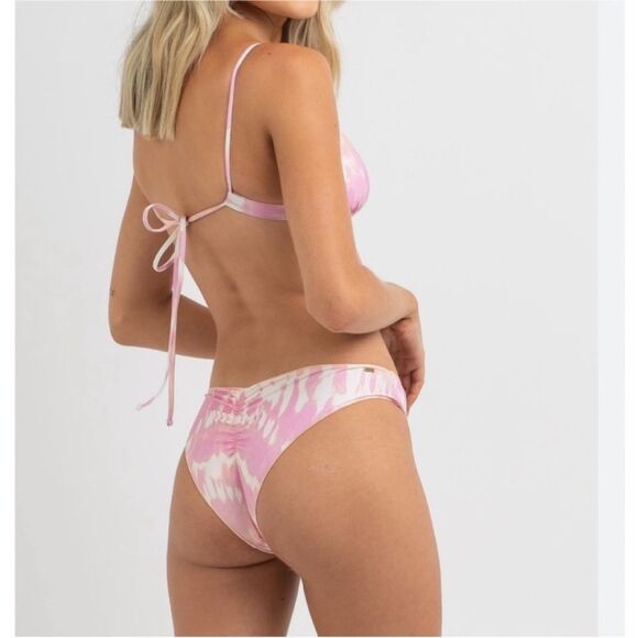 RIP CURL CLASSIC SURF ECO CROSSBACK TRI BIKINI TOP & CHEEKY BIKINI BOTTOM
Medium - Picture 5 of 10